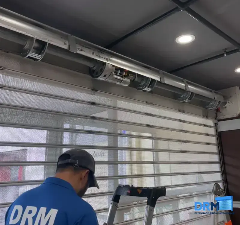 Rideau Métallique Bloqué : Que Faire ? Guide d'urgence